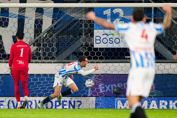 Heerenveen Teknik Direktörü Robin van Persie, Twente maçının ardından Eser hakkında övgü dolu sözler sarf etti.