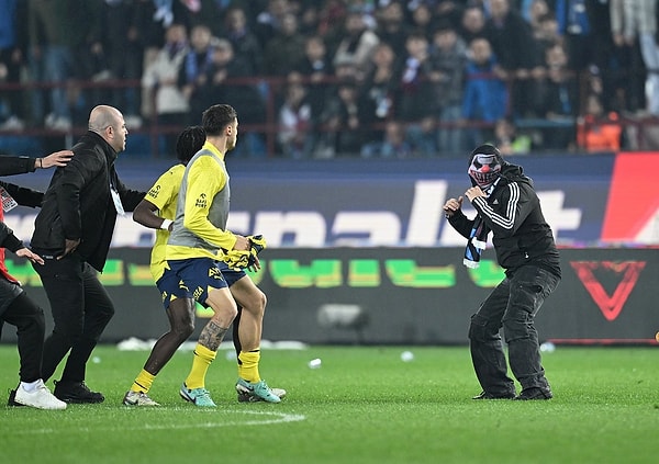 17 Mart 2024'te Fenerbahçe'nin Trabzonspor'u 3-2 yenmesinin ardından Trabzonspor taraftarı sahaya inerek futbolcularla karşı karşıya geldi.