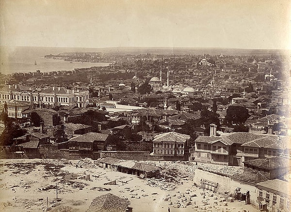 Osmanlı’da fotoğrafçılığın kurucuları olan kardeşler Paris’te eğitim aldı. Çektikleri fotoğraflar o kadar güzel ve etkileyiciydi ki kısa sürede ünleri kulaktan kulağa yayıldı.