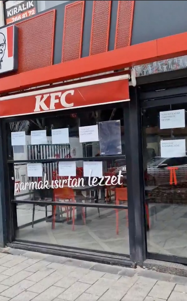 İşçiler, İstanbul Mecidiyeköy’de bulunan KFC şubesinin önüne astıkları yazılarla seslerini duyurmaya çalıştı.