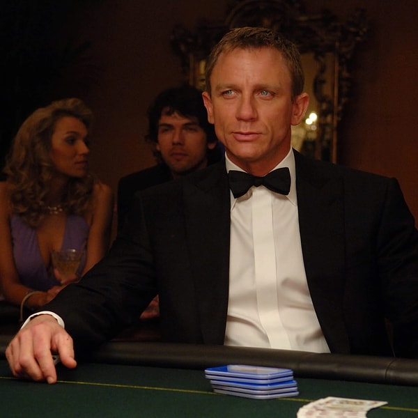 Dördüncü ve son Bond olarak ise karizmatik bakışlarıyla Daniel Craig seçilmişti. 'Casino Royal' filmi ile 2006 yılında Craig'in Bond dönemi başlamıştı.