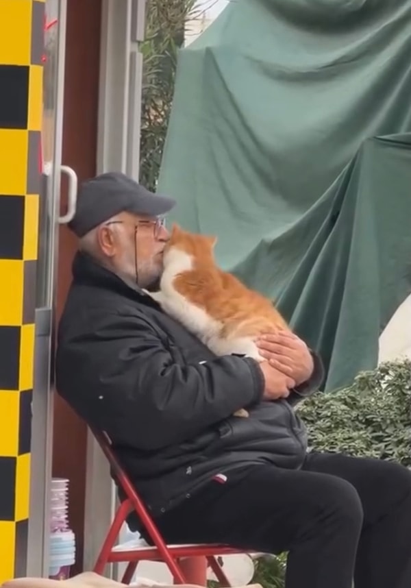 Birbirlerini öpmelere doyamamışlardı. Yorumlarda buluşan izleyiciler de ilgili durağın birçok hayvan dostumuza baktığını dile getirdi.