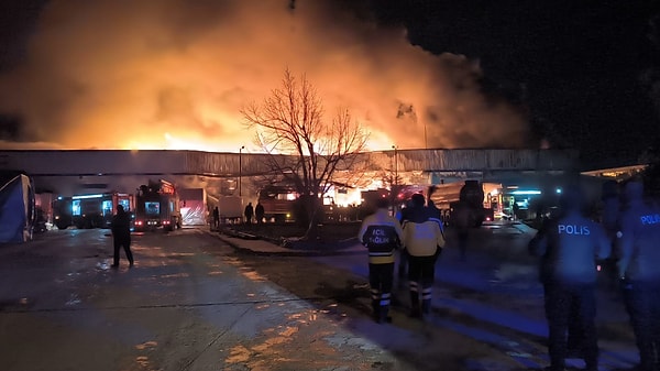 Alevleri görenlerin ihbarı üzerine olay yerine 26 itfaiye, Orman İşletme Müdürlüğü'ne bağlı 4 arazöz, 4 TOMA ve çok sayıda ekip sevk edildi.