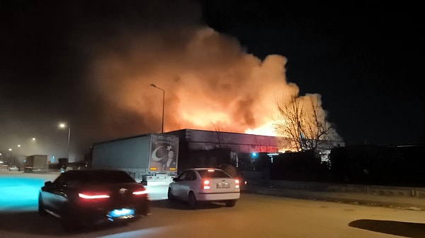 Bitişikteki bir fabrikaya da sıçrayan yangının söndürülmesi için ekipler yoğun şekilde çalışma başlattı. Kolluk kuvvetleri de çevrede güvenlik önlemi aldı.