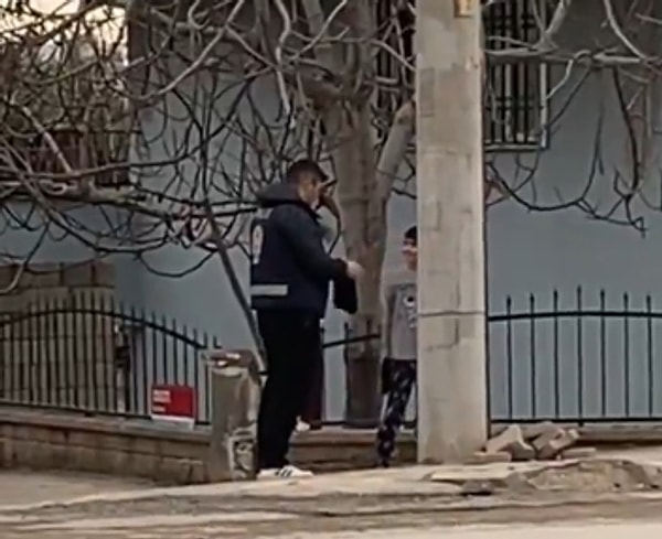 Adıyaman'da görevli polis memurunu üşürken gören bir çocuk ise bir koşu evine gidip polise bere ve eldiven getirdi. Vefalı minik, düşünceli hareketiyle görenleri duygulandırdı.