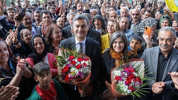 Diyarbakır 5. Ağır Ceza Mahkemesinde 11 Ocak 2018'deki duruşmada eski HDP Hakkari Milletvekili Abdullah Zeydan'ın "silahlı terör örgütüne üye olmamakla birlikte örgüte yardım etmek" suçundan 5 yıl, "terör örgütü propagandası yapmak" suçundan 3 yıl 1 ay 15 gün hapse çarptırılmasına karar verilmişti.