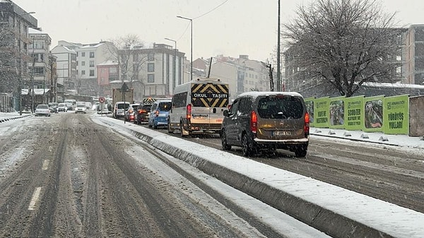 Kar yağışı, kentin yüksek kesimlerini beyaz örtüyle kapladı.