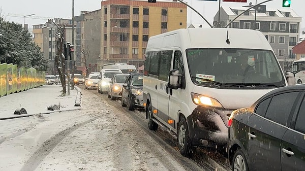 Kar yağışı başta Beylikdüzü, Silivri, Büyükçekmece ve Arnavutköy’de sabah saatlerinde şiddetini artırdı.