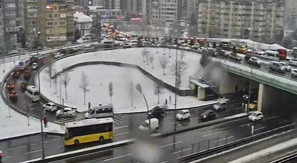 İstanbul'da hava sıcaklıklarının 0-5 derecelerde seyredeği belirtilen açıklamada, çarşamba gününe kadar kısa süreli kar yağışlarının etkili olabileceği belirtildi.