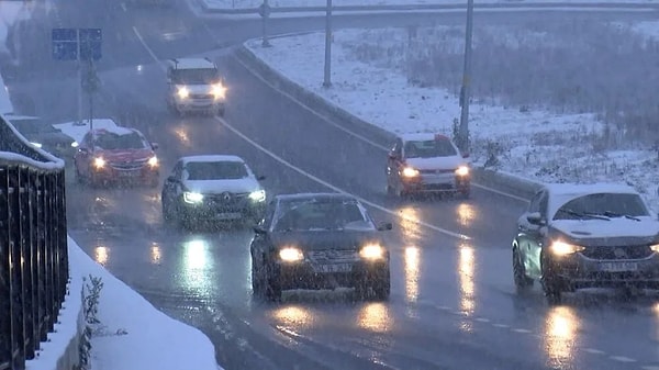 Belediye, zorunlu olmadıkça kişisel araçlarla trafiğe çıkılmaması konusunda uyarıda bulundu.