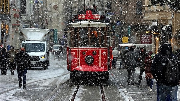 İstanbul'da kar yağışının etkisini artırmasıyla birlikte okullardan peş peşe kar tatili haberi gelmeye başladı!