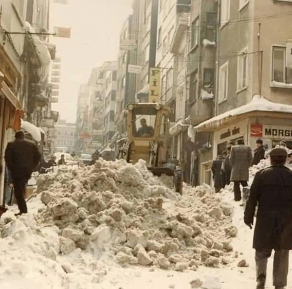 Günlerce elektrik ve su da yoktu: Her şeyin üzerini örten kar, şebekeleri dondurdu ve barajları ele geçirdi.