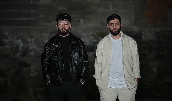 Burak Bulut ile birlikte çıkardığı Sevmedim Deme, Beni Bu Gece Öldür, Nabız, İçime Ata Ata gibi hit parçalarla müzik listelerini altüst eden Kurtuluş Kuş’u mutlaka duymuşsunuzdur.