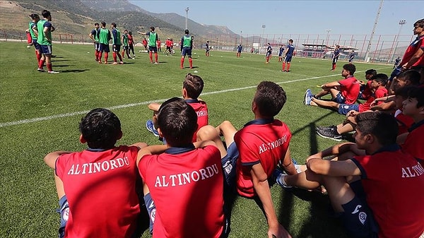 Altyapıya verdiği önemle tanınan Altınordu,  U14, U15 ve U17 takımlarını akademi liglerinden çekti.