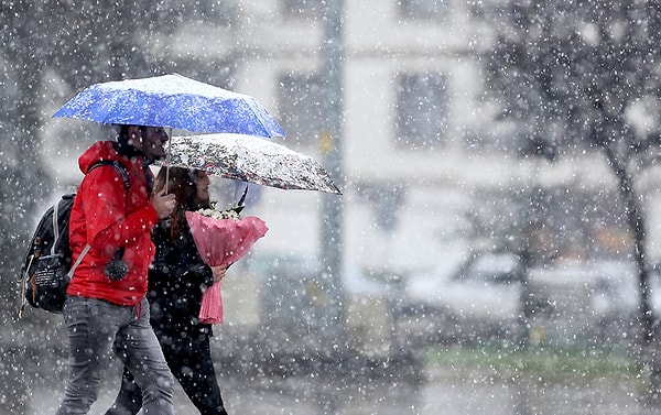 İstanbul Valisi Davut Gül, tüm kentte 12 Şubat Çarşamba günü eğitim ve öğretime 1 gün süreyle ara verildiğini açıkladı.