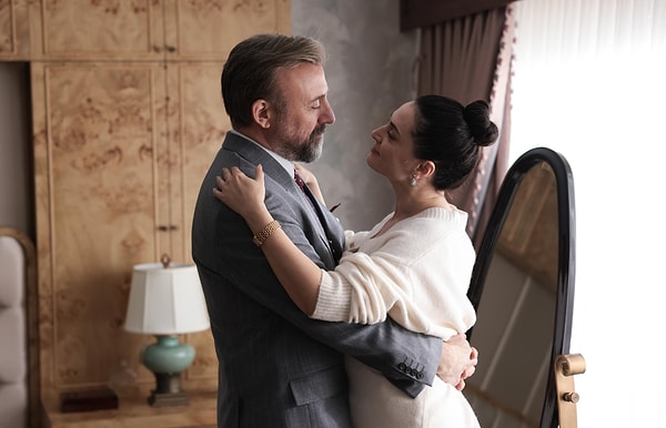 Gülseren Budayıcıoğlu'nun aynı adlı eserinden uyarlanan Kral Kaybederse, bu akşam Star TV ekranlarında yayın hayatına başladı.