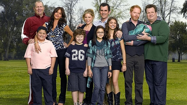 Dünyanın pek çok ülkesinde olduğu gibi bizim ülkemizde de en sevilen sitcom dizilerinden bir tanesi olan Modern Family keyifle izlenen yapımlardan biri olarak tarihe geçmişti.