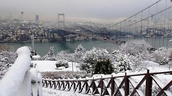 Yurt genelinde etkisini sürdüren kar yağışı kimi illerimizde yaşamı olumsuz etkiliyor. En çok da milyonlarca öğrenci ve veliyi etkileyen kar tatili gündeme geliyor.