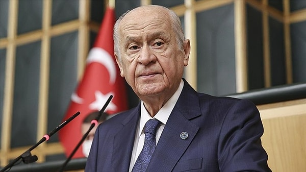 10 yıl önce değiştirilen kalp kapakçığındaki dejenerasyon bulguları üzerine geçtiğimiz hafta mevcut kalp kapakçığı değiştirilen Devlet Bahçeli’nin operasyonu iyi geçmişti.