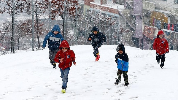 Kırşehir Valiliği ise yarın kent genelinde kuvvetli kar yağışı nedeniyle eğitime 1 gün ara verildiğini duyurdu.