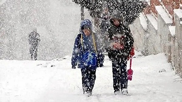 Sivas'ta, Meteoroloji Genel Müdürlüğü'nden alınan verilere göre, yoğun kar yağışı ve buzlanma beklentisi nedeniyle 13 Şubat 2025 Perşembe günü eğitime 1 gün ara verildi.