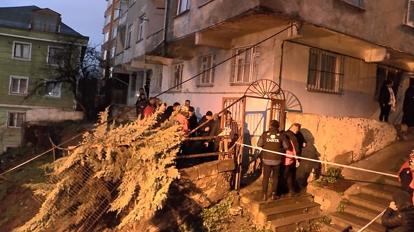 Olay, Beyoğlu'nun Örnektepe Mahallesi Haliç Sokak'ta meydana geldi. 4'er katlı, toplam 12 dairenin bulunduğu iki binanın önündeki istinat duvarı yağışın da etkisiyle yıkıldı.