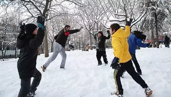 Niğde’de Meteoroloji Genel Müdürlüğü’nden alınan verilere göre yoğun kar yağışı ve buzlanma nedeniyle yarın eğitime bir gün ara verildi.