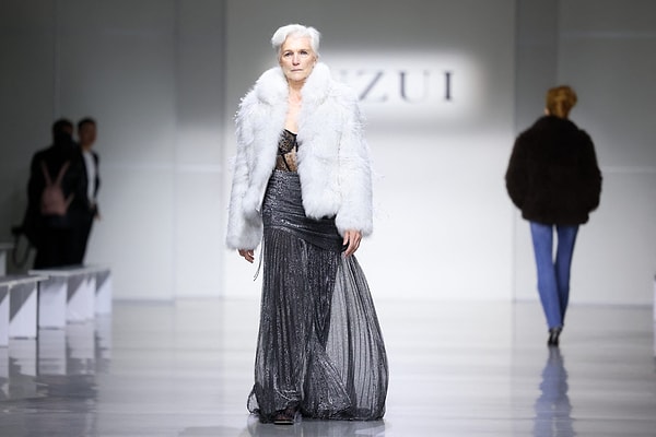 Recently, Maye Musk graced the runway at the Juzui fashion show, a Chinese brand event during New York Fashion Week.