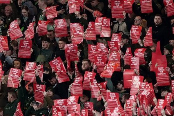 Dün gece oynanan Bayern maçında da UEFA'nın ceza tehditlerine rağmen İsrail'e kırmızı kart protestosu vardı.