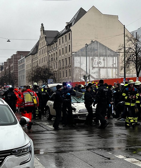 Almanya'nın Münih kentindeki Seidlstrasse Caddesi'nde bir araç eylem yapan Verdi işçi sendikası üyelerinin arasına daldı.