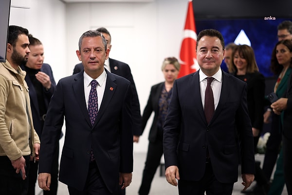 DEVA Partisi Genel Başkanı Ali Babacan ve beraberindeki heyet ise Özel'i kapıda karşıladı. Ziyaretin ardından Özel ve Babacan açıklamalarda bulundu.