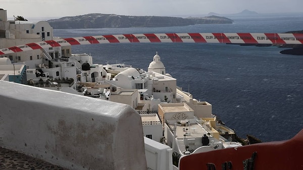 Ege Denizi'nde son haftalarda yoğunlaşan sismik hareketlilik nedeniyle Santorini, Yamurgi, Niyos ve Anafiya adalarında eğitime 17 Şubat'a kadar ara verilmişti.