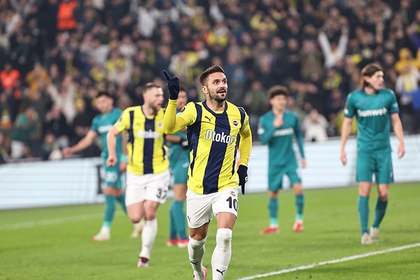 Süper Lig'de üst üste aldığı galibiyetlerle moral bulan Fenerbahçe taraftarının Avrupa Ligi'nde de yüzü güldü.