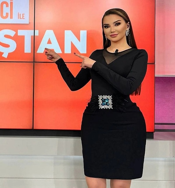 Esra Ezmeci hafta içi her gün Beyaz TV ekranlarında yayınlanan Yeni Baştan programıyla dikkatleri üzerine çekiyor.