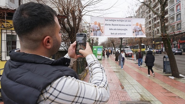 İlginç olay, Siirt'te yaşandı.  Mehmet Korkmaz, tartıştığı eşi Ayşenur’dan özür dilemek için 14 Şubat Sevgililer Günü'nde, kentin işlek noktalarından Siirt Eğitim ve Araştırma Hastanesi önündeki sokağa pankart astı.