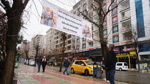 Pankartta, ''Seni üzdüğüm, incittiğim için özür dilerim. Hayatım boyunca seni bir daha asla üzmeyeceğim. Seni çok seviyorum'' ifadeleri yer aldı.