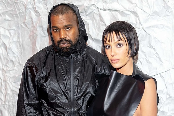 Kanye West ve Bianca Censori hakkında boşanma iddiaları gündemde. Ancak bu iddiaların tamamen asılsız olduğu yönünde de haberler var. Grammy gecesinde yaşananların ardından çiftin ilişkisini sonlandırdığı öne sürülüyor. Ancak çiftin temsilcileri bu söylentilerin gerçeği yansıtmadığını belirtiyor. Peki boşanma haberleri gerçek mi, yoksa sadece magazin dedikodusu mu? Gelin birlikte bakalım.