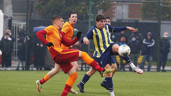 Ancak iki takım arasında bir de transfer çalımı yaşındı. Galatasaray'ın toplu fotoğrafında yer alan bir futbolcu son anda Fenerbahçe'ye imza attı.