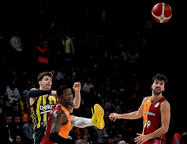 Basketbolda Türkiye Kupası heyecanı yaşanıyor. İlk finalist Beşiktaş Fibabanka oldu ve rakibi Fenerbahçe - Galatasaray maçının galibi olacak.