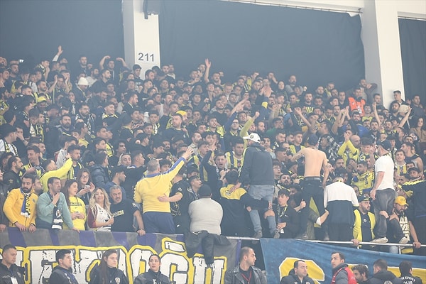 Fenerbahçe taraftarının olmadığı bölümde de bir değişiklik yaşanmadı ve Fenerbahçe galip gelerek finalde Beşiktaş Fibabanka'ya rakip oldu.