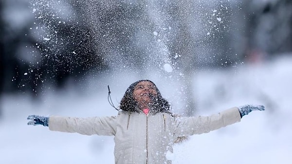 Meteoroloji Genel Müdürlüğü haftalık hava durumu tahminlerinin yer aldığı yeni haritayı paylaştı. Önümüzdeki çarşamba, perşembe ve cuma günü İstanbul dahil yurdun büyük bölümünde kar yağışının etkisi olması bekleniyor.