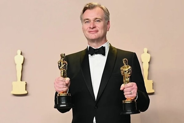 Gişe rekortmeni filmlerin yönetmeni ve yapımcısı Christopher Nolan'ı, Oppenheimer, Yıldızlararası, Başlangıç, Akıl Defteri, Batman Kara Şövalye Üçlemesi gibi pek çok filmle tanıyoruz.