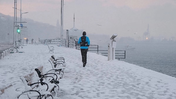 CNN TÜRK Meteoroloji Danışmanı Prof. Dr. Orhan Şen, “Önümüzdeki hafta tekrar bir soğuk hava dalgası geliyor. Bu soğuk hava dalgası acaba İstanbul'da kar bırakacak mı? Ona bakacağız. Ama hava cumartesi-pazar 12 dereceyken pazartesi 7 dereceye tekrar düşecek. Çarşamba günü 5 dereceye düşme ihtimali var. Eğer 5 dereceye ve altına düşerse İstanbul'a 3. kar yağışını göreceğiz gibi geliyor. Bu 3. ile bitmeyecek büyük ihtimalle. Benim tahminime göre; 1-2 defa daha İstanbul'a kar yağacak gibi. Her seferinde yerdeki kar yüksekliği biraz daha artıyor" dedi.