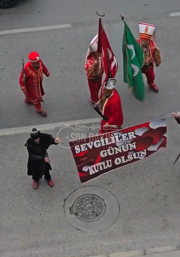 Klişelerin aksine farklı bir sürpriz yapmak isteyen adam sevgilisinin iş yerinin önüne mehter takımı getirmişti.