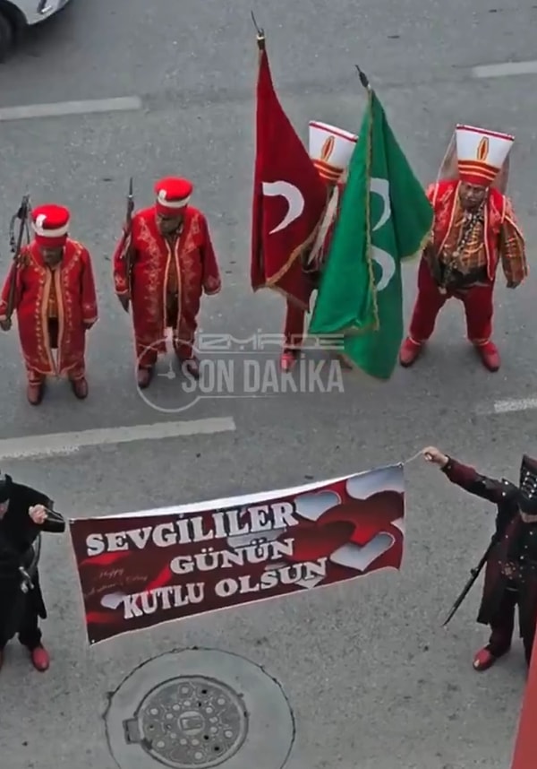 Açtıkları pankartta ise “Sevgililer günün kutlu olsun” yazıyordu.