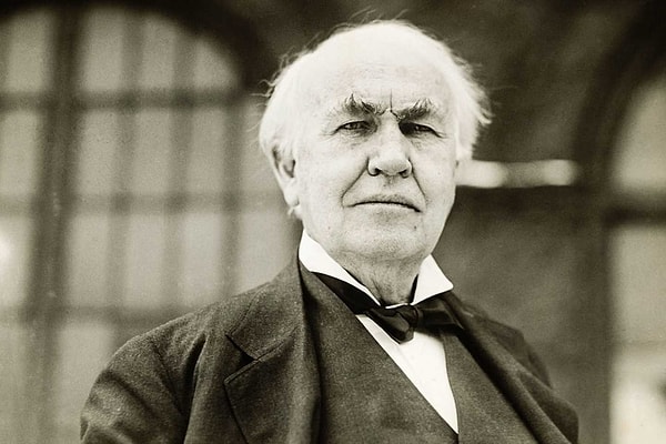 Edison, üniversite mezunlarının kendisini pek etkilemediğini açıkça belirtmişti. "Üniversiteden mezun olanları inanılmaz derecede cahil buluyorum." diyerek eğitim sistemine olan inancını sorguladı.