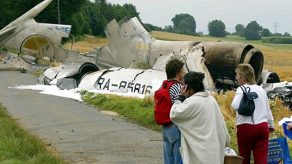 Saat 23:35’te, iki uçak Almanya’nın Überlingen kasabası üzerinde çarpıştı. Boeing 757’nin dikey stabilizesi, Tupolev’in gövdesini tam ortadan ikiye böldü.