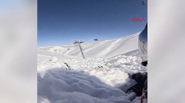 Çığın düşme anı, yasaklı bölgede kayak yapan bir turistin kamerasına anbean yansıdı.