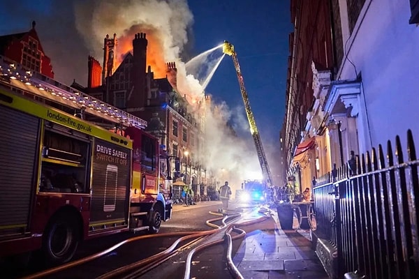 Otel sahibi André Balazs ise "Bu akşamın erken saatlerinde Chiltern Firehouse'ta bir yangın çıktı. Kimsenin yaralanmadığını ve misafirlerimiz ile personelimizin güvenli bir şekilde tahliye edildiğini teyit etmekten mutluluk duyuyoruz." açıklaması ypatı.