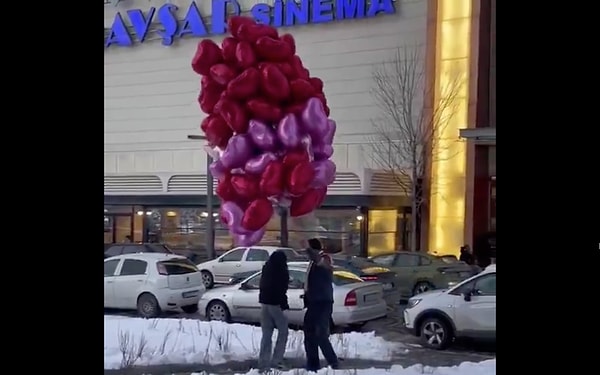 Bir baloncu, kalpli balonlarıyla fotoğraf çekilmek isteyen bir kızın isteğini geri çevirmedi.